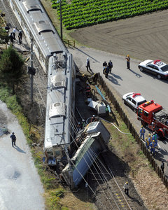 埼玉县一电车和一翻斗车相撞至电车脱轨 5人受轻伤