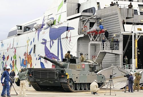 为参加最大规模军演 52辆装甲车搭轮船驶向九州