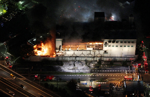 东京国立市一工厂起火 消防厅出动35辆消防车救火