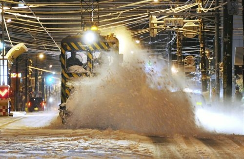 札幌市路面积雪严重 除雪电车“簓”今年首次出动