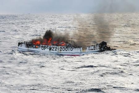 东京八丈岛东北海面钓鱼船起火 造成1死1伤3失踪
