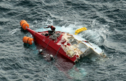 韩国货船撞击日本小渔船 货船毫发无伤渔船一分为二