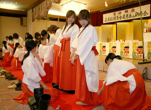 神户生田神社开设临时巫女讲习会 为迎接正月培训巫女