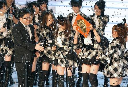 AKB48 首次获得“日本唱片大赏” 全员喜极而泣