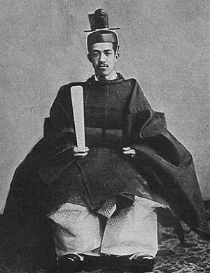日本天皇朝服是什么样子的? 日本天皇朝服是什么样子的?