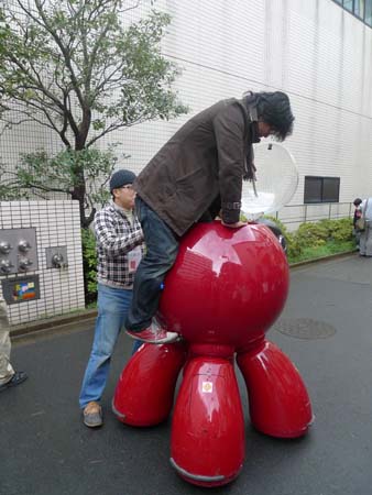 一日本男子自制代步车 外形酷似塔奇克马