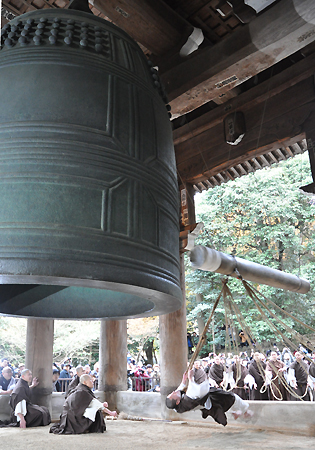 临近新年日本知恩院试撞除夕之钟