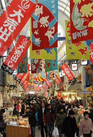 明石鱼之棚商店街人潮涌动 民众选购海鲜迎接新年