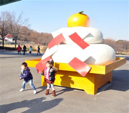 横滨市“儿童之国”推出“巨无霸镜饼”庆新年
