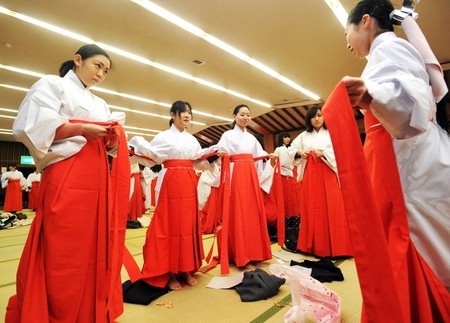 日本太宰府天满宫培训神社巫女 为新年来临做准备