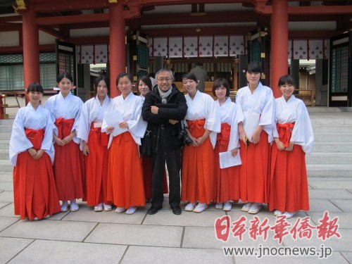 中国留学生走进日本神社体验巫女