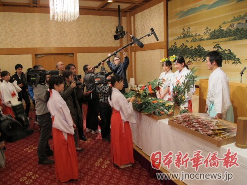 中国留学生走进日本神社体验巫女