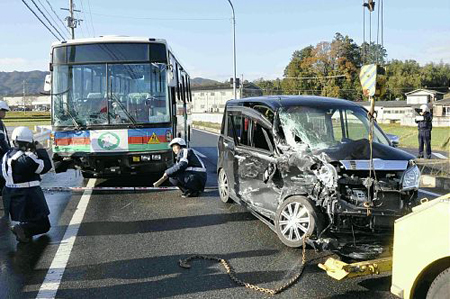 日本一小学校车发生撞车事故 学生等15人轻伤