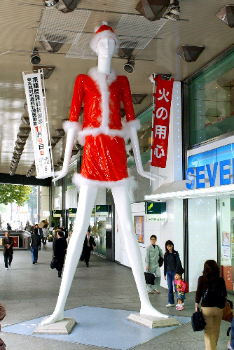 名古屋车站著名模特今年圣诞惨遭扒衣近全裸：因没有预算