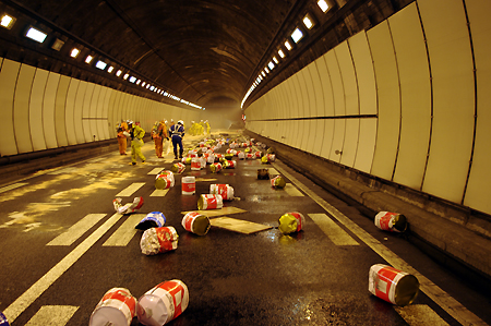 静冈市东名高速隧道卡车碰壁 满载机油散乱一地