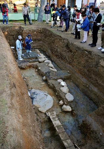 奈良东大寺境内发现镰仓时代大寺院僧侣宿舍遗迹