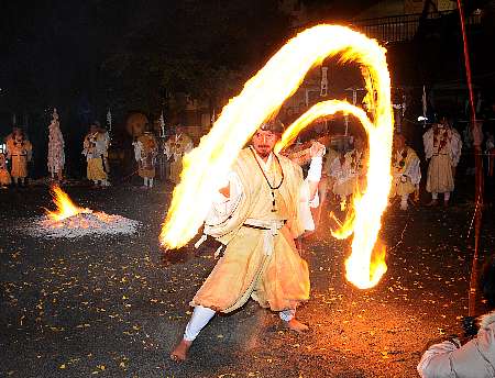 挥舞于暗夜的传统火焰 神奈川火防祭6日夜间举行