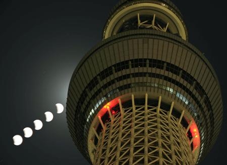 全月食和天空树交于一点 日本拍摄本次月食全路劲