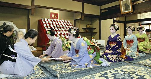 京都新年御事始堪比新春 舞艺妓花街巡回热闹非凡