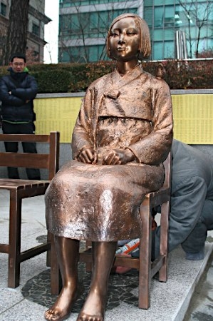 日驻韩大使馆门前被放少女铜像 日本称将通过外交手段解决
