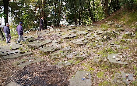 长崎历史文化博物馆发现400年前日本基督教墓碑群