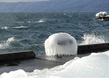 十和田湖冬季特有景观——“冰水母”
