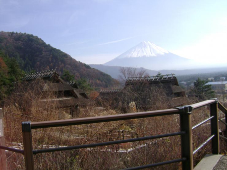 富士山下别致的茅屋小村庄——根场