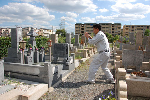 2012年日本引入关注的副业 代替他人扫墓