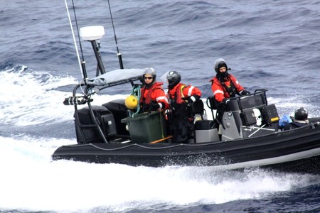 3名反捕鲸人士潜入日本捕鲸船队的监视船