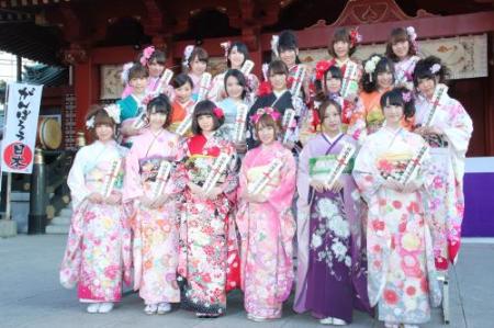 日本各地举行成人仪式 地震灾区学生手举好友遗像参加