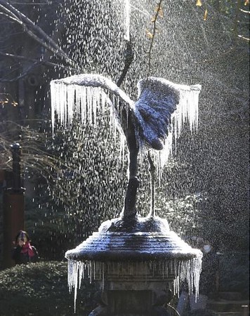 日本各地迎来今年最低温 日比谷公园喷泉出现冰柱