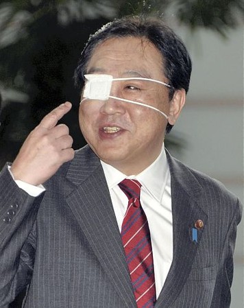 日本首相野田佳彦“不幸”撞到硬物 戴眼罩进入首相官邸