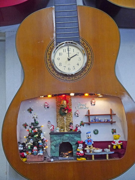 变废为宝 日本调律师将损毁原声吉他改造成“玩偶之家”