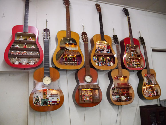 变废为宝 日本调律师将损毁原声吉他改造成“玩偶之家”