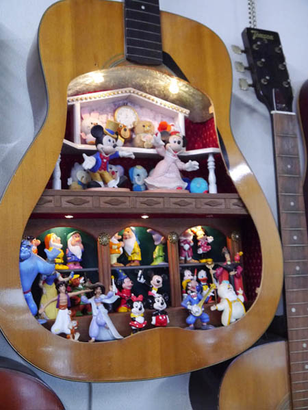 变废为宝 日本调律师将损毁原声吉他改造成“玩偶之家”