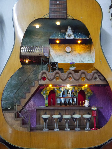 变废为宝 日本调律师将损毁原声吉他改造成“玩偶之家”