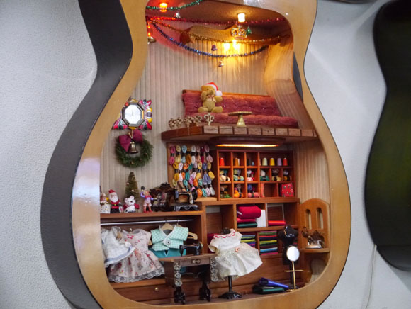 变废为宝 日本调律师将损毁原声吉他改造成“玩偶之家”