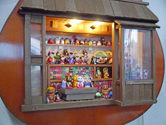 变废为宝 日本调律师将损毁原声吉他改造成“玩偶之家”