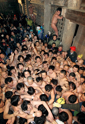 日本举行裸祭“苏民祭” 裸男不畏严寒展男子气概