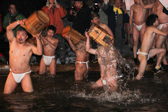 日本举行裸祭“苏民祭” 裸男不畏严寒展男子气概