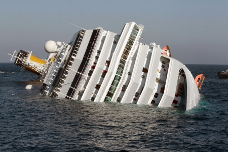 意大利游轮触礁事故 日本旅客责备船方疏散不力
