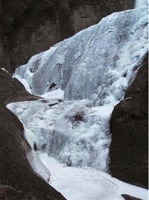 日本袋田瀑布六年来首次出现全部结冰现象