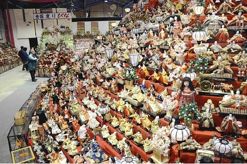 日本德岛“大女儿节”开幕 数万人偶装饰祭坛