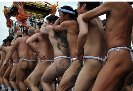 日本上千男子裸奔过传统会阳节