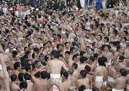 日本上千男子裸奔过传统会阳节