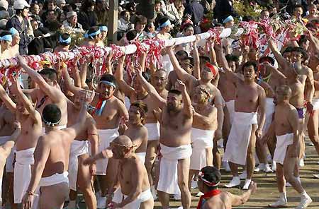 日本上千男子裸奔过传统会阳节