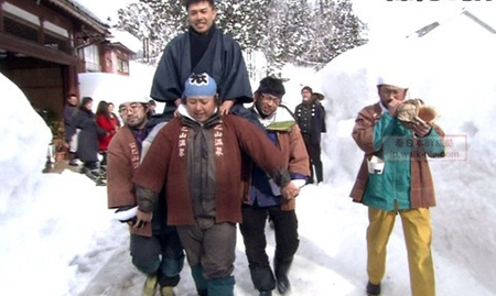 日本人大雪天里扔女婿