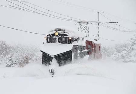 日本青森县出动古董除雪车应对罕见暴雪