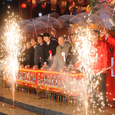 长崎中华街举行长崎灯会喜迎新春 初一举行春节礼祭