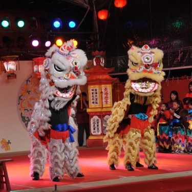 长崎中华街举行长崎灯会 舞狮子展中华传统文化